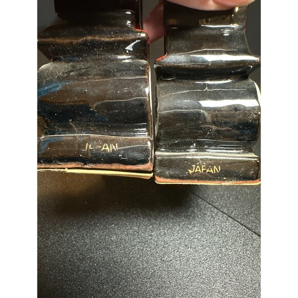 Vintage Ford 1901 Japan Ceramic Car Bookends Black Red White 4"x4" Pair - Picture 2 of 7